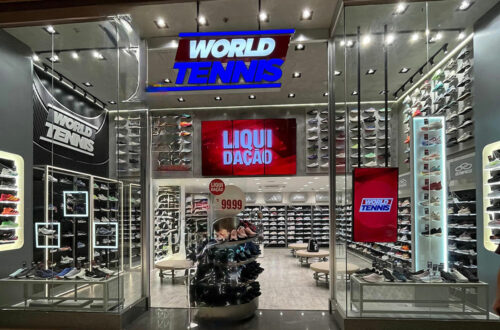 Vitrine da World Tennis no Franca Shopping com lançamentos de tênis
