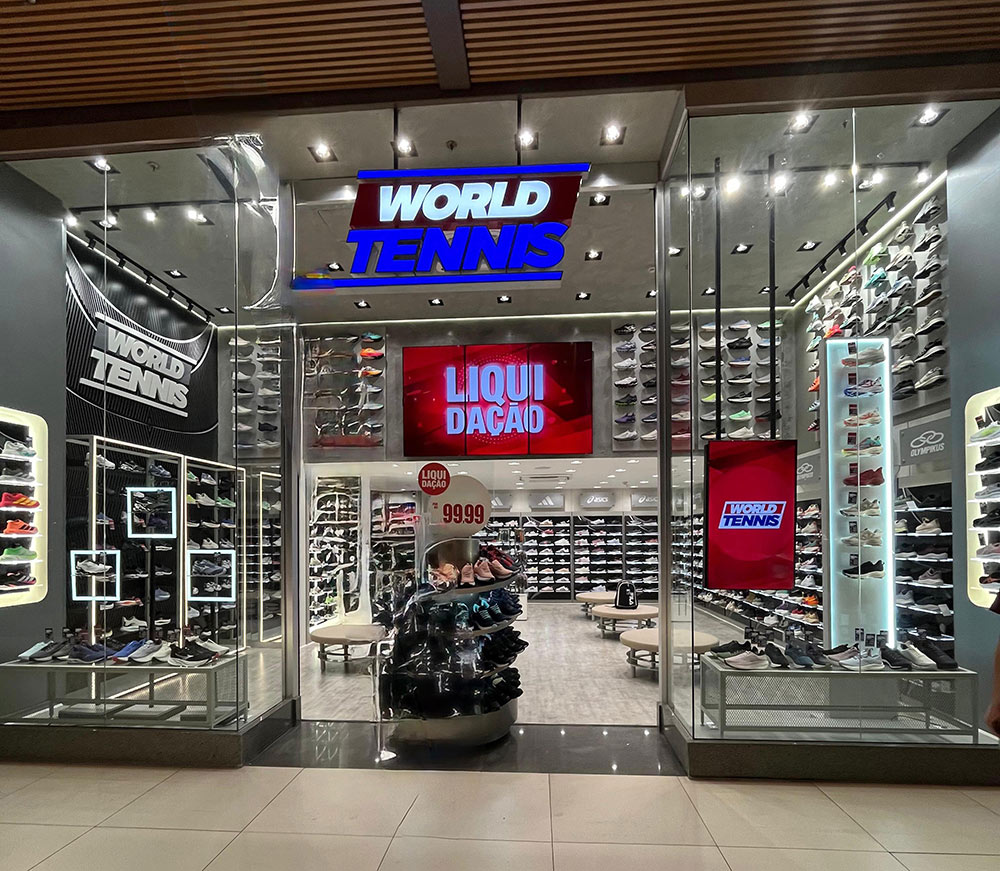 Vitrine da World Tennis no Franca Shopping com lançamentos de tênis