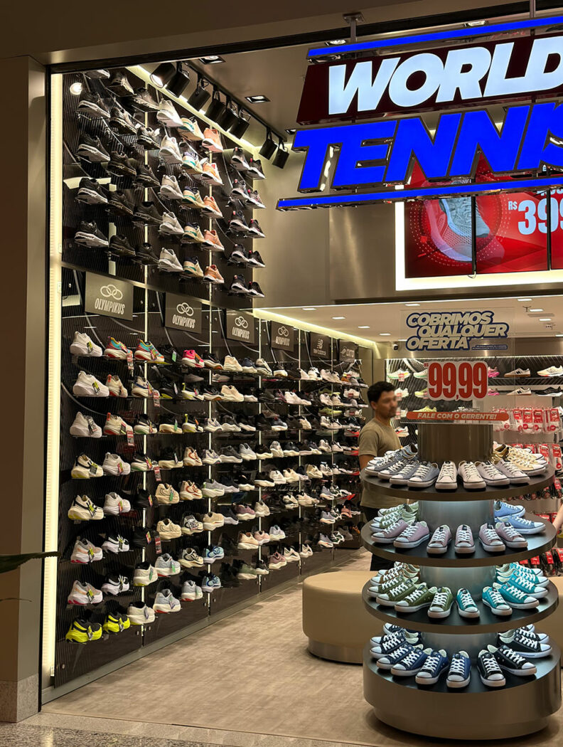 Interior da World Tennis no Shopping Estação Cuiabá com exposição de tênis das principais marcas esportivas