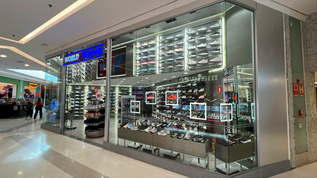 World Tennis em Araçatuba com vitrine de tênis das principais marcas