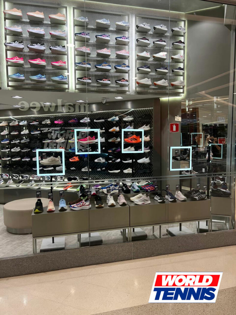 Interior da World Tennis em Araçatuba com vitrine de tênis das principais marcas